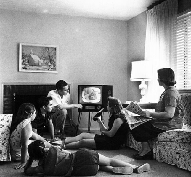 Fichier:Family watching television 1958.jpg